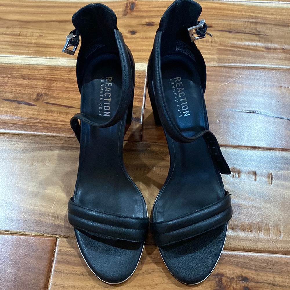 Black leather sandals from Kenneth Cole